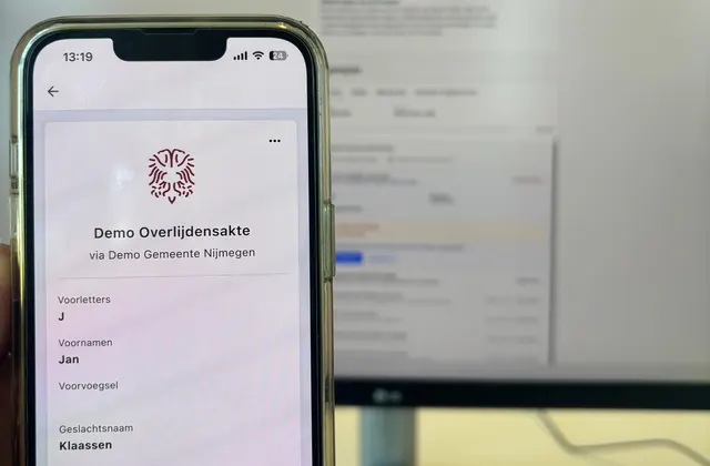Een telefoon met in de ID-wallet een demo-overlijdensakte, uitgegeven via de demo-gemeente Nijmegen, met de gegevens…
